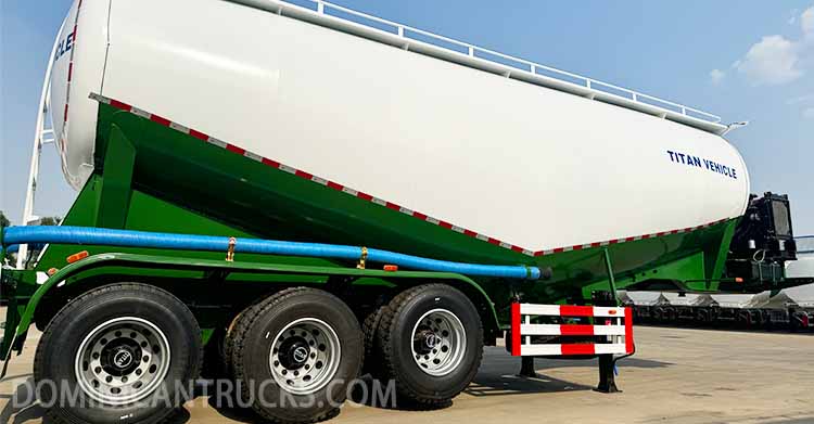 Cement Bulker Truck for Sale in Dominican